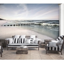 Wohnraum mit Fototapete, die einen Strand mit Wellen und Holzpfosten zeigt