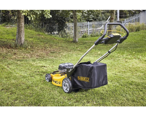 DeWalt Rasenmäher auf Rasenfläche
