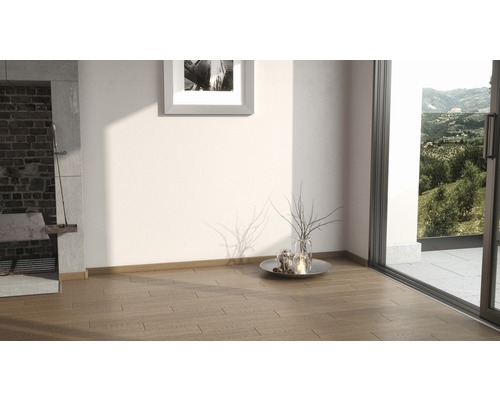 Heller Raum mit Holzboden, Kamin und Ausblick ins Grüne