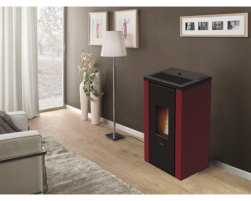 Wohnzimmer mit Pelletofen, Stehlampe und Dekoration