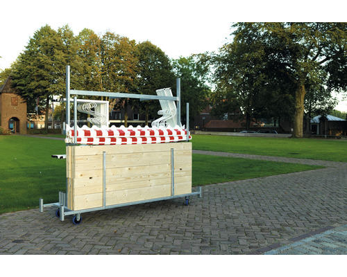 Transportwagen mit Bauholz, Rohren und Absperrband