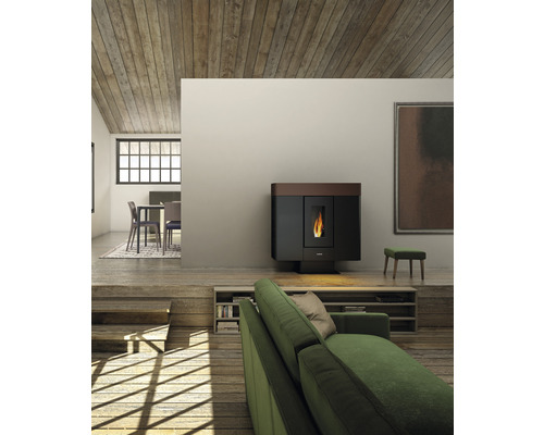 Wohnzimmer mit Pelletofen, Sofa und Holzboden