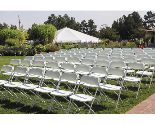 Szene mit Reihen von Klappstühlen im Freien für eine Veranstaltung