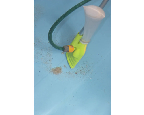 Poolreiniger im Einsatz zur Reinigung eines Pools