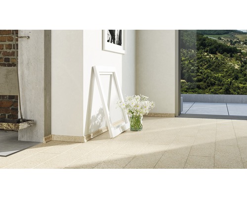 Heller Raum mit Fliesenboden, Blumen und Dekorationen