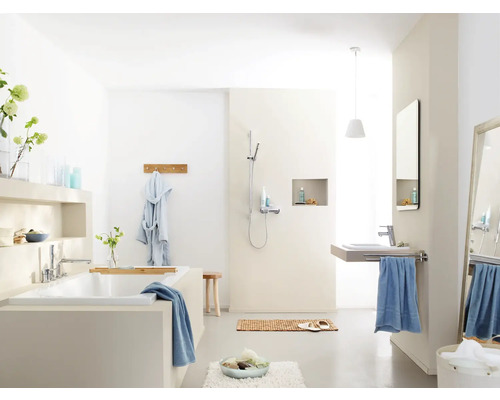 Helles Badezimmer mit Badewanne, Dusche, Waschbecken und Spiegel