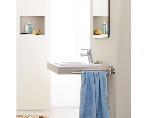 Helles Badezimmer mit Waschbecken, Armatur und Handtuchhalter