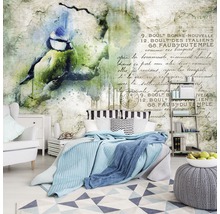 Dekoratives Schlafzimmer mit Wandbild mit Vogel- und Schriftmotiven.