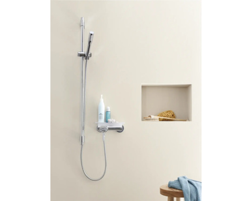 Duschset mit Ablage und Duschzubehör in einem hellen Badezimmer