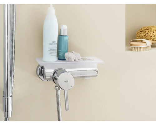 Grohe Duscharmatur mit Ablage und Pflegeprodukten