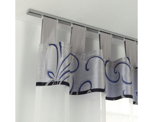 Gardinenschiene mit aufgehängtem Vorhang mit Muster