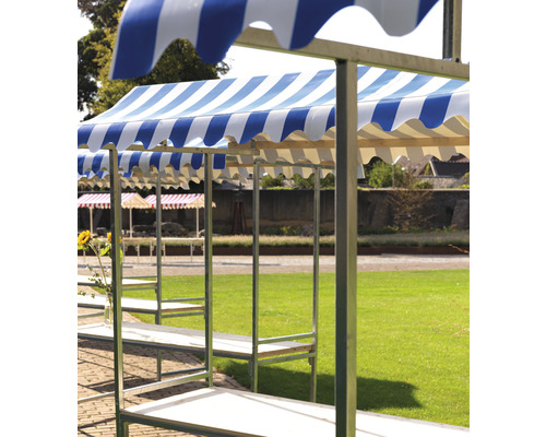 Reihe von Marktständen mit blau-weiß gestreiften Markisen auf einer Rasenfläche