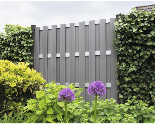 Gartenansicht mit grauem Sichtschutzzaun und Pflanzen