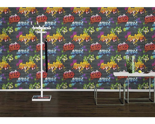 Zimmer mit Graffiti-Tapete, Garderobenständer und Tisch