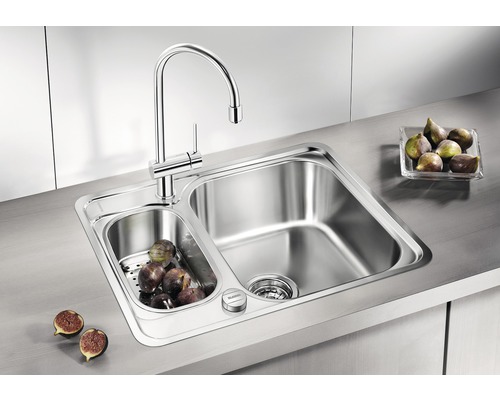 Edelstahlspüle mit Abtropffläche und Mischbatterie