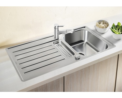 Spüle aus Edelstahl mit Abtropffläche und Armatur