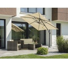 Terrasse mit Gartenmöbeln und einem quadratischen Sonnenschirm