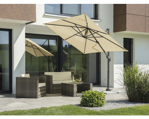 Terrasse mit Gartenmöbeln und einem quadratischen Sonnenschirm
