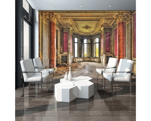 Fototapete mit antikem Palastinterieur, verfallener Raum mit Säulen und Fenstern