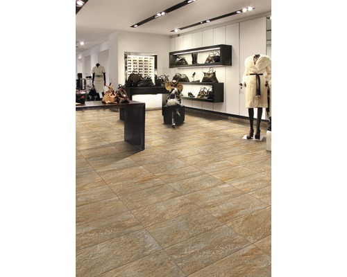 Bodenfliesen in einem Geschäft mit Bekleidung und Accessoires