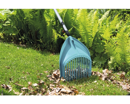 Laubsammler auf einer Rasenfläche mit Laub