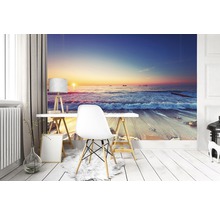 Wohnraum mit Fototapete mit Strandmotiv, Schreibtisch und Stuhl