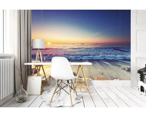 Wohnraum mit Fototapete mit Strandmotiv, Schreibtisch und Stuhl