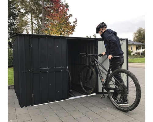 Fahrradgarage mit Person beim Abstellen eines Fahrrads.