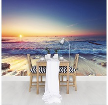 Wandbild mit Strandmotiv, Tisch und Stühlen im Vordergrund