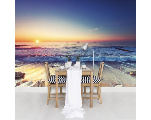 Wandbild mit Strandmotiv, Tisch und Stühlen im Vordergrund
