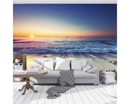 Wohnraumgestaltung mit Fototapete mit Meeresmotiv, inklusive Sofa und Tisch