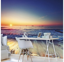 Fototapete mit Strandmotiv und Sonnenaufgang hinter einem Schreibtisch