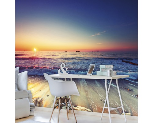 Fototapete mit Strandmotiv und Sonnenaufgang hinter einem Schreibtisch