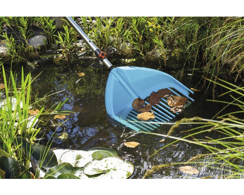 Teichreiniger mit Blättern im Gartenteich