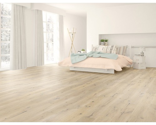 Heller Raum mit Holzboden, Bett und Fenstern