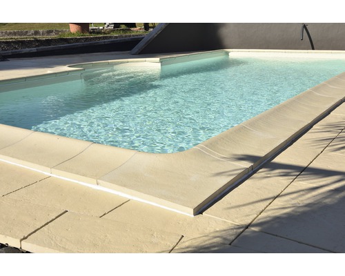 Schwimmbecken mit Beckenrandsteinen