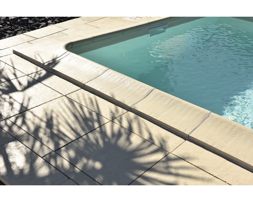 Pool mit Beckenrandsteinen und Terrassenplatten aus Stein