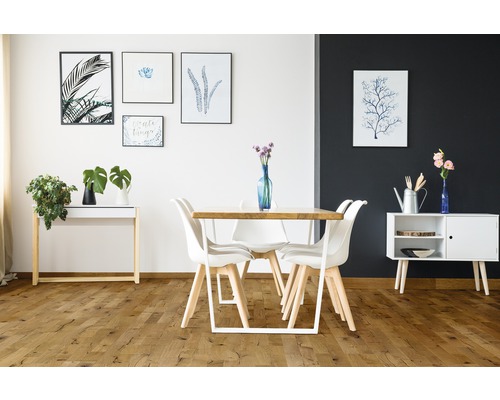 Esszimmer mit Esstisch, Stühlen und Sideboard in einem modernem Design