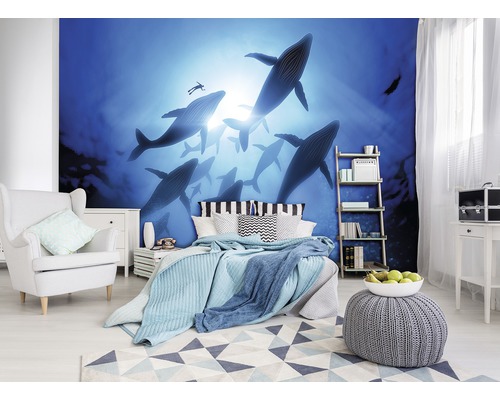 Schlafzimmer mit Fototapete, die eine Gruppe Wale im Ozean darstellt