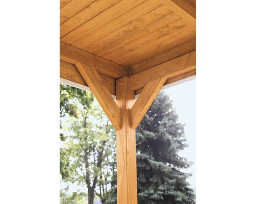 Detailansicht einer Holzpergola mit Holzbalken und Holzpfosten