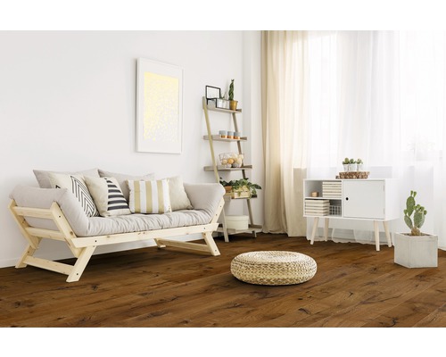 Heller Wohnraum mit Holzboden, Sofa, Regal und Dekoration