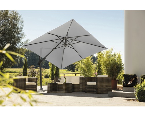 Quadratischer Sonnenschirm über Sitzgruppe im Außenbereich.