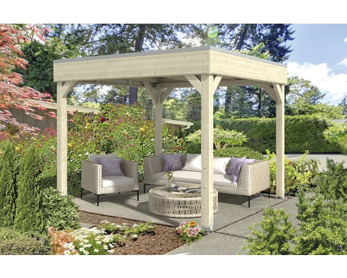 Holzpavillon mit Sitzgruppe im Garten.