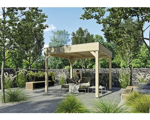Garten mit Holzpavillon, Sitzgelegenheiten und Steinmauer