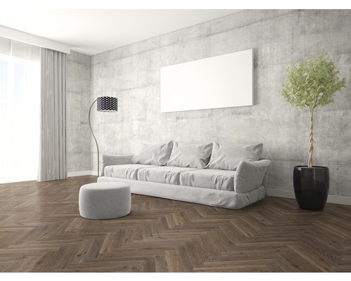 Wohnzimmer mit Sofa, Stehlampe, Zimmerpflanze und Parkettboden