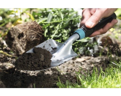 Gartenschaufel mit Erde