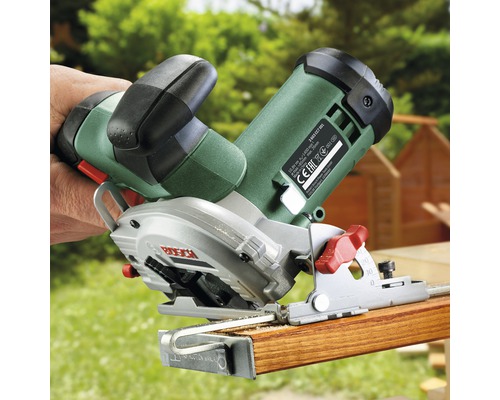 Mini-Handkreissäge beim Sägen eines Holzstücks