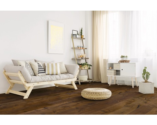 Helles Wohnzimmer mit Holzfußboden, Sofa, Regal und Kommode