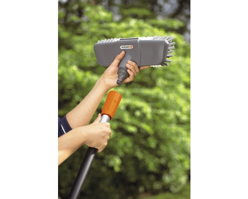 Gartengerät mit Bürstenaufsatz wird zusammengesetzt