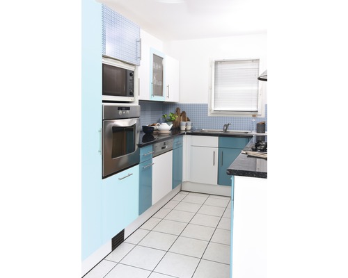 Küchenansicht mit Einbauschränken, Elektrogeräten und Fliesenboden